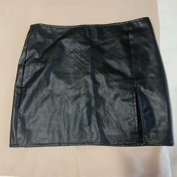 Black Leather skirt - Picture 2 of 5